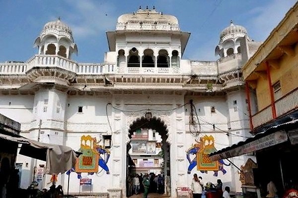 taxi-for-the-holy-temples-haldighati